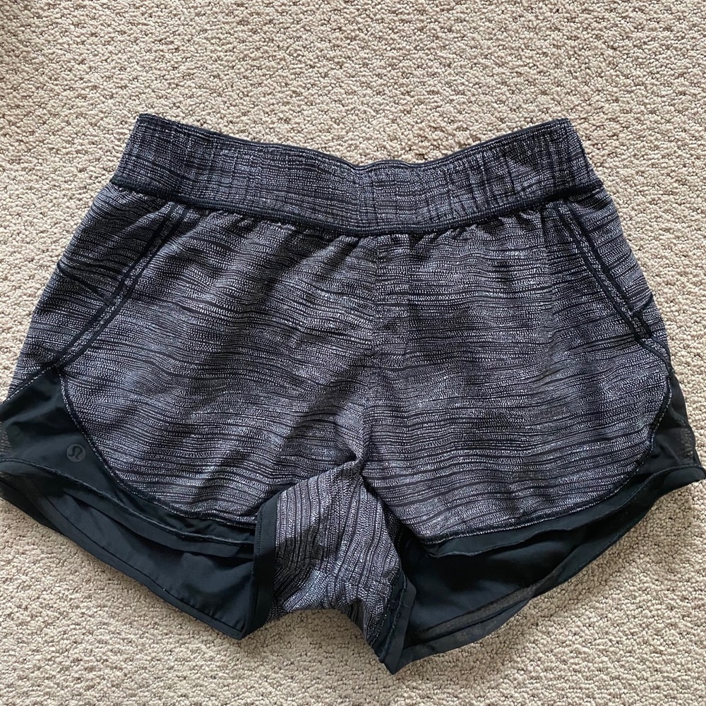 REVERSIBLE LULU LEMON SHORTS size 6